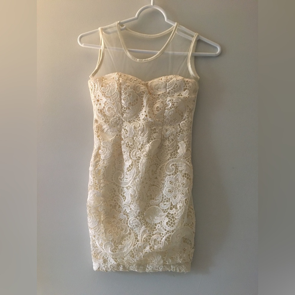 BNWT Summer Creamy White Lace Tight Fit Dress.